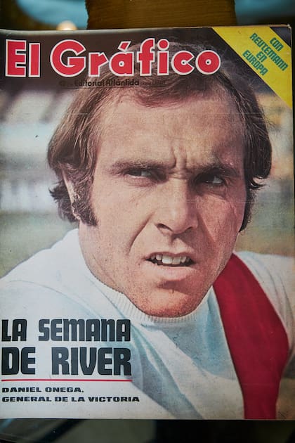 Varias veces Daniel Onega ocupó la portada de la prestigiosa El Gráfico, que llegó a referirse a él como "general de la victoria".