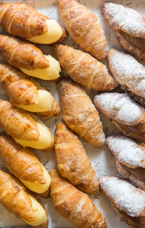 Variedad de croissants simples y rellenos, en Boûlan, una de las panaderías que rinde honor a las técnicas francesas.