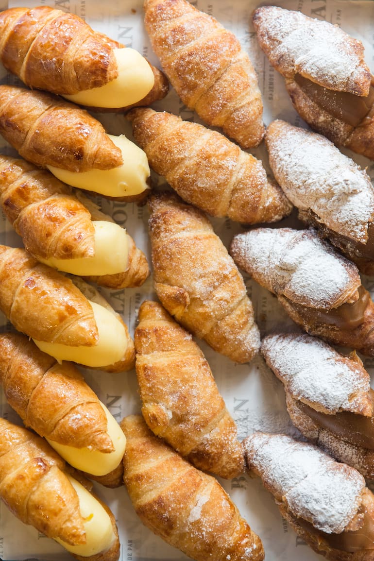 Variedad de croissants simples y rellenos, en Boûlan, una de las panaderías que rinde honor a las técnicas francesas.