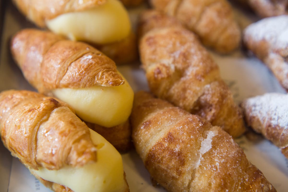 Variedad de croissants simples y rellenos, en Boûlan, una de las panaderías que rinde honor a las técnicas francesas.