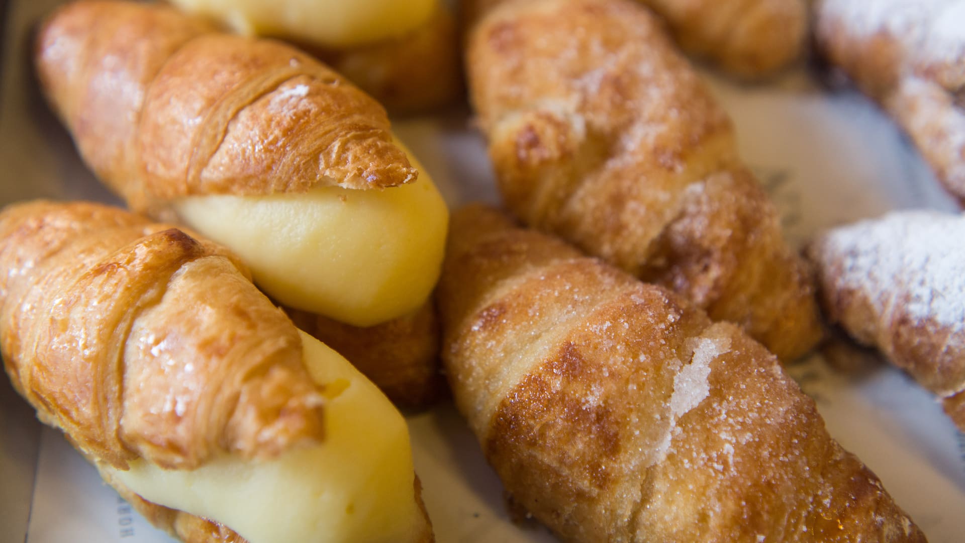 Variedad de croissants simples y rellenos, en Boûlan, una de las panaderías que rinde honor a las técnicas francesas.