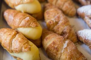 Variedad de croissants simples y rellenos, en Boûlan, una de las panaderías que rinde honor a las técnicas francesas.