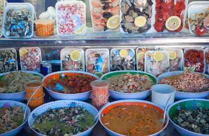 Variedad de mariscos en diferentes presentaciones.