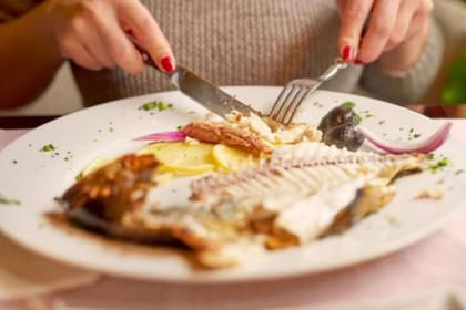 Variedades como la trucha, el salmón y las sardinas son fuente de ácidos grasos omega-3 que disminuyen la inflamación dentro de los vasos
