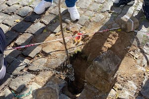 Varilla de hierro que salía de un túnel de más de tres metros de profundidad hecho para robar un banco