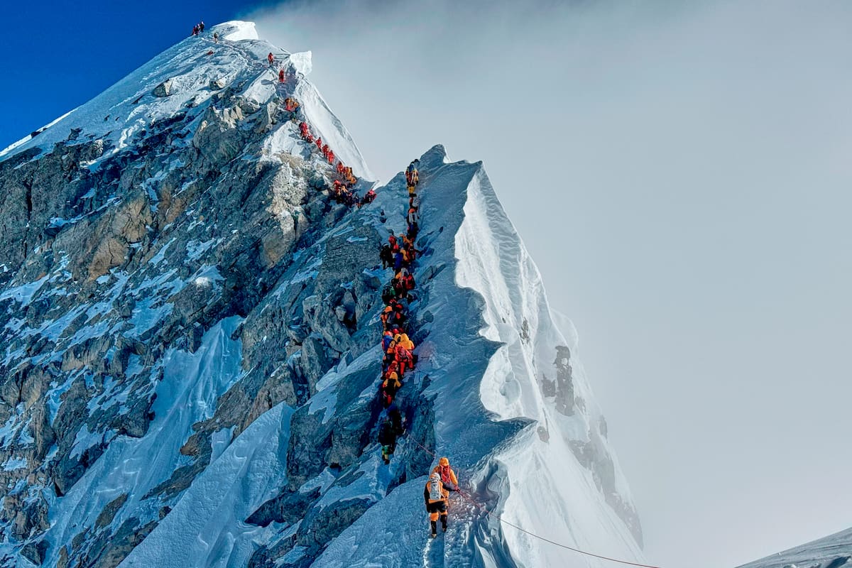 Varios alpinistas forman una fila mientras se aproximan a la cumbre del monte Everest en Nepal