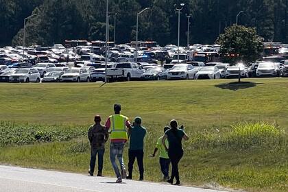 Varios alumnos son evacuados hacia el estadio de fútbol americano tras el cierre del campus de la secundaria Apalachee en Winder, Georgia, el miércoles 4 de septiembre de 2024. (Erin Clark vía AP)