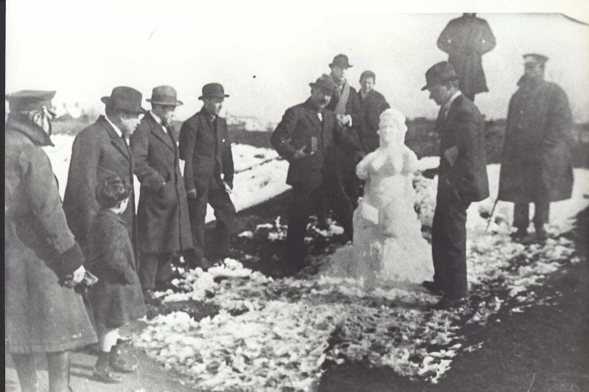 Varios artistas esculpieron obras en los parques, aprovechando la nieve.