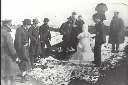 Varios artistas esculpieron obras en los parques, aprovechando la nieve.