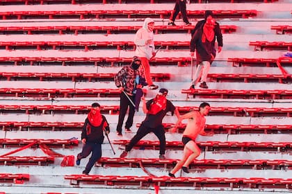 Varios ataviados con palos contra uno solo desarmado; varias escenas como ésta aparecieron ya con el encuentro suspendido en Avellaneda.