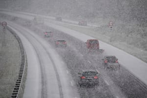 Varios autos circulan por una carretera en medio de una fuerte tormenta de nieve en Dinamarca