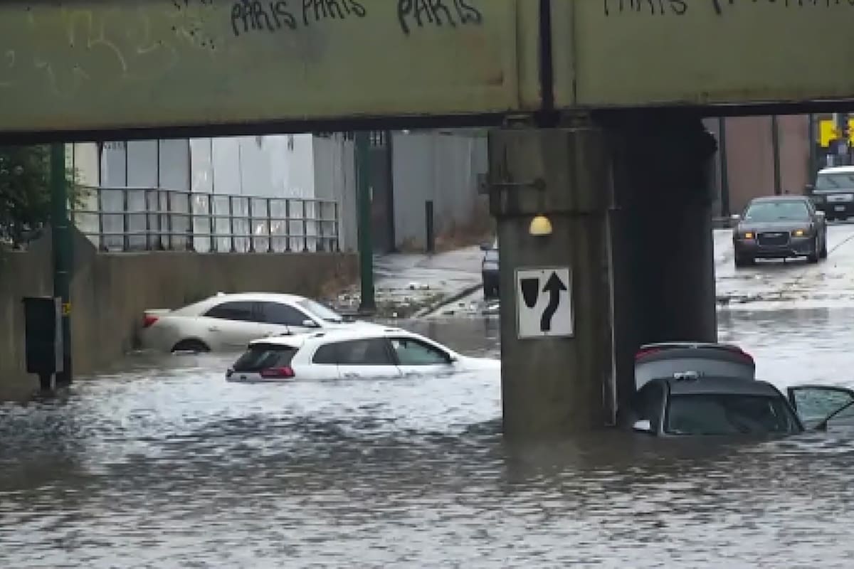 Varios autos quedaron atrapados en una inundación en las avenidas Fifth y Cicero en Chicago.