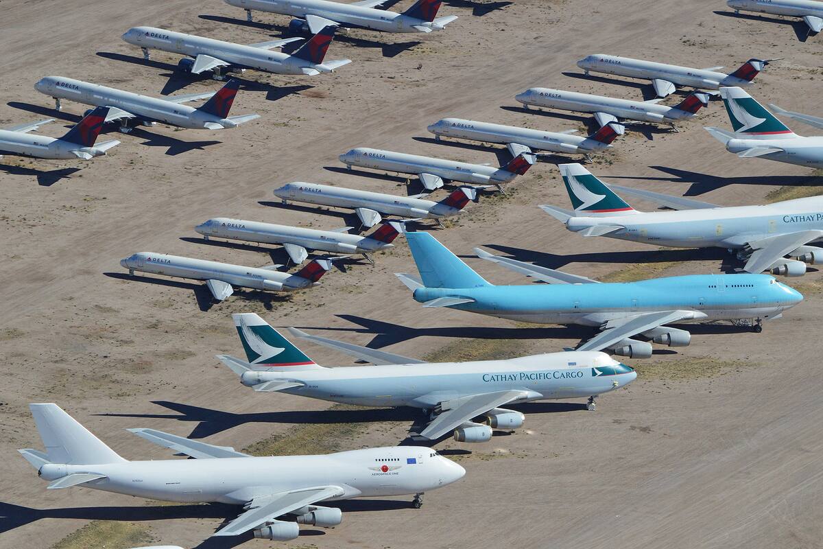 Varios Boeing 747, MD 90 y Boeing 757 descansan bajo el sol del desierto