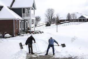 Varios caminos se llenaron de nieve tras la fuerte tormenta invernal que atraviesa Estados Unidos.
