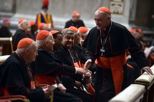 Varios cardenales rezan durante la Congregación encargada de fijar la fecha del comienzo del cónclave en la Basílica de San Pedro