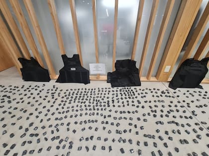 Varios chalecos antibalas y miles de dosis de drogas listas para la venta minorista fueron parte del material encontrado por la Policía de la Ciudad en el barrio Padre Mugica