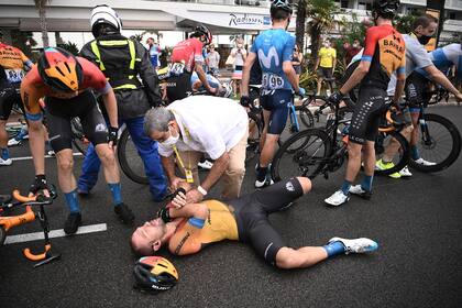 Varios ciclistas fueron atendidos por las caídas, aunque no hubo lesiones significativas.