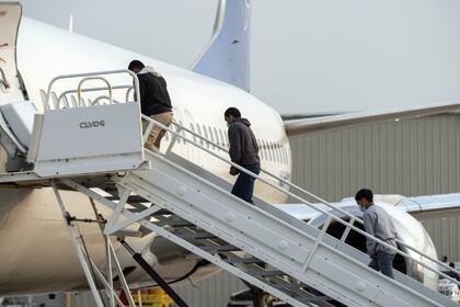Varios ciudadanos extranjeros fueron enviados a Medellín, Colombia, en el primer vuelo de deportación desde Panamá financiado por EE.UU. (AP Foto/Veronica G. Cardenas, archivo)