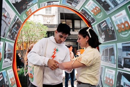 Varios clientes se acercaron al flamante local, donde hubo sorpresas y actividades especiales.
