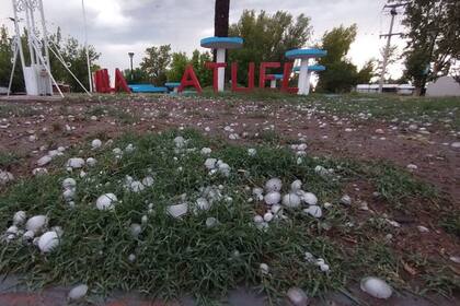 Varios distritos de San Rafael fueron gravemente afectados por la caída de piedra, con pérdidas de hasta 100% en la producción. El granizo tenía el tamaño de un huevo.
