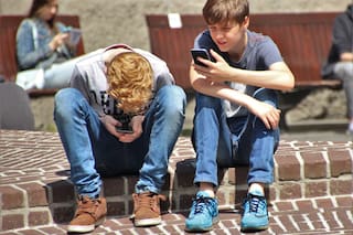 Los efectos negativos de las redes sociales en niños y adolescentes