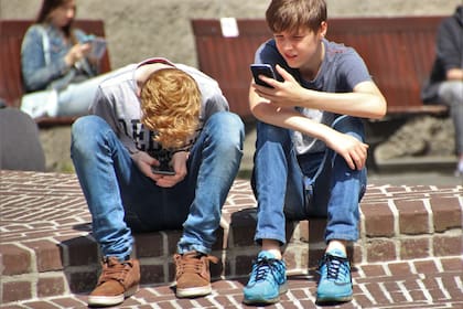 Varios estudios marcan una relación entre el uso de las redes sociales entre adolescentes y su salud mental