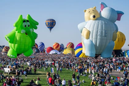 Varios globos aerostáticos despegan durante el ascenso masivo del 52do Festival Internacional de Globos de Albuquerque, en Albuquerque, Nuevo México, el sábado 5 de octubre de 2024. (AP Foto/Roberto E. Rosales)