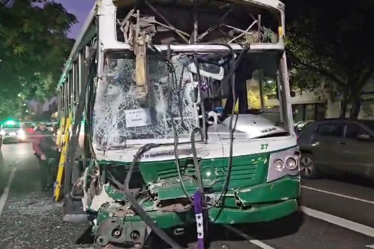 Varios heridos por el choque de dos colectivos de la línea 93 en Chacarita