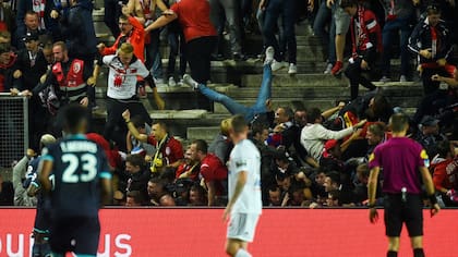 Varios heridos por una avalancha tras el gol del equipo de Bielsa