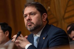 El senador latino de Arizona que se gastó la plata de su campaña en viajes a Disney
