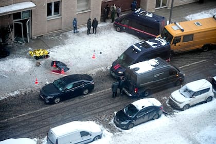 Varios investigadores, en el lugar donde el teniente general Igor Kirillov, jefe de las fuerzas de protección nuclear, biológica y química del ejército ruso, fue asesinado junto a su asistente, Ilya Polikarpov, por un artefacto colocado cerca de un bloque de apartamentos en Moscú, Rusia, el martes 17 de diciembre de 2024. (AP Foto)