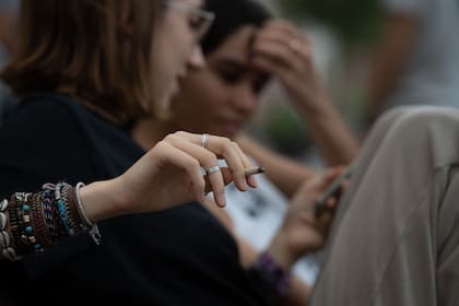 Varios jóvenes fuman en las inmediaciones del colegio Pia Balmes, en Barcelona