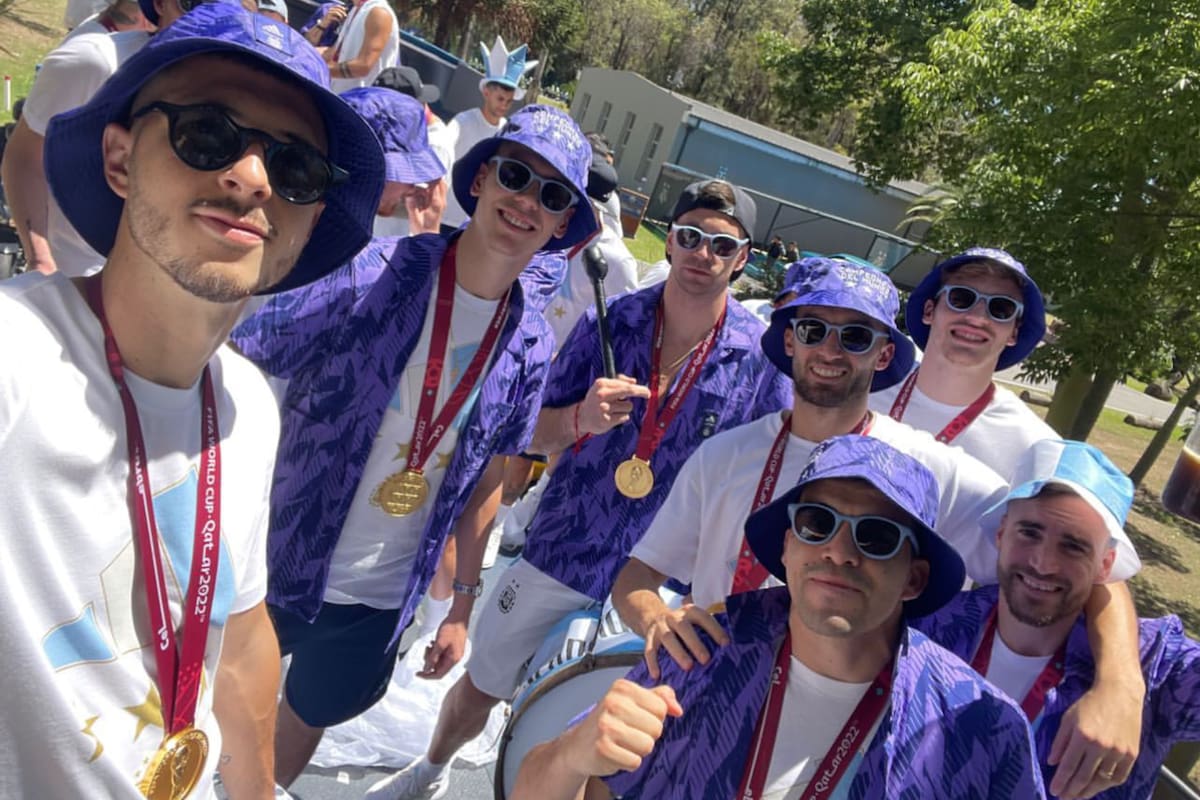 Varios jugadores de la selección argentina lucieron el piluso durante la accidentada caravana de hoy