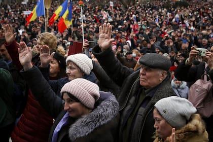 Varios manifestantes corean eslóganes durante una protesta iniciada por el recién formado Movimiento por el Pueblo de Moldavia y apoyada por miembros del partido Shor de Moldavia, afín a Rusia, contra el gobierno prooccidental y los bajos niveles de vida, en Chisinau, Moldavia, domingo 19 de febrero de 2023.