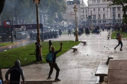 Varios manifestantes provocaron destrozos afuera del Congreso