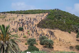 Fuerzas de seguridad marroquíes arrestan a casi 300 migrantes que trataban de llegar a Ceuta, España