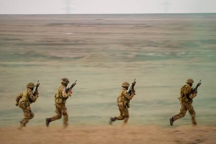 Varios militares corren durante el ejercicio Steadfast Dart 2025, en el que participan unos 10.000 soldados de tres países, al este de Rumania, el miércoles 19 de febrero de 2025