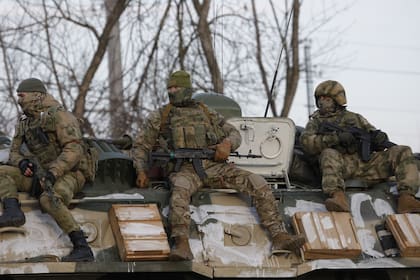 Varios militares viajan en un vehículo blindado por una carretera cerca de la frontera entre Rusia y Ucrania en la región de Belgorod, Rusia, en 2022