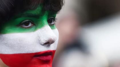 Varios países del mundo han mostrado su solidaridad con las protestas en Irán. En la imagen, una mujer durante una protesta en Polonia
