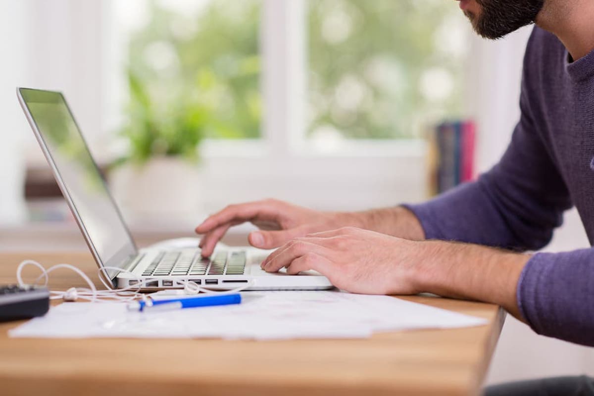 Varios países europeos avanzan en la regulación del trabajo a distancia, pero aún existen dudas sobre si los gastos del hogar corren a cuenta del empleador