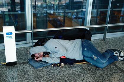 Varios pasajeros han pasado la noche en el hall de aeroparque