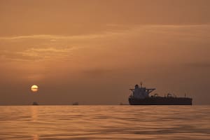 Varios petroleros fondeados en el estrecho de Ormuz en la costa de la isla de Queshm, Irán