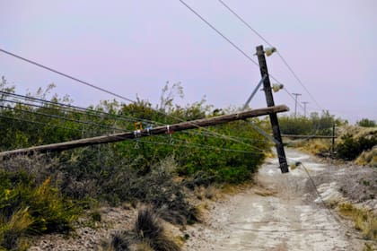 Varios postes de luz se cayeron en la ciudad por los vientos (Foto: @servicoopmadryn)