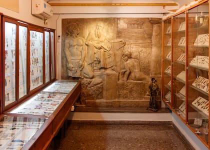 Varios recuerdos y piezas de la época del General Don José de San Martín en el Museo Masónico Hermano José de San Martín. El relieve que se ve en el fondo es una alegoría al trabajo de los constructores, que son el origen mítico de la masonería. De hecho, "masón" viene de la palabra francesa "maçon", que significa obrero.