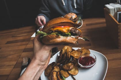 Varios restaurantes ofrecerán un hamburguesa con queso gratis con la compra de otro producto por US$1 o más
