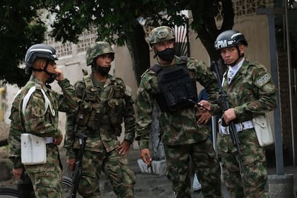 Varios soldados montan guardia el martes 15 de junio de 2021 cerca de una base militar donde estalló un coche bomba, en Cúcuta, Colombia. (AP Foto/Ferley Ospina)