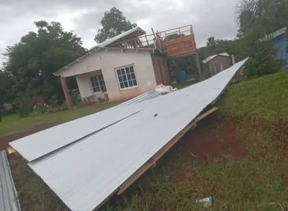 Varios techos de diferentes viviendas se desprendieron y salieron volando