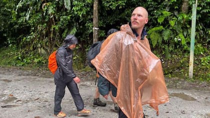 Varios turistas completaron el acceso a Machu Picchu a pie tras el cierre y bloqueo de las vías férreas.