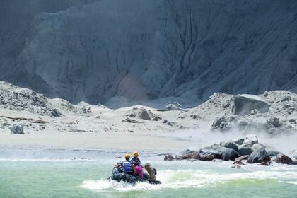 Varios turistas son evacuados tras la erupción