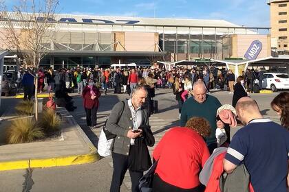 Varios usuarios reportaron además largas filas de autos en el ingreso al lugar